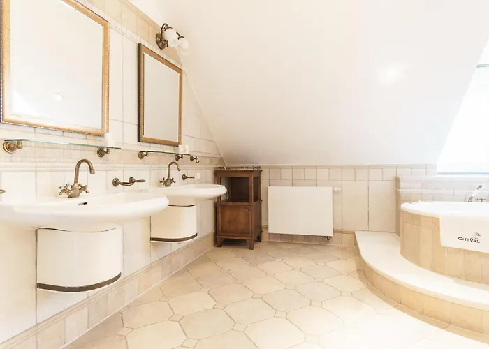 Hotel apartamentowy W Dworku Cheval 3*