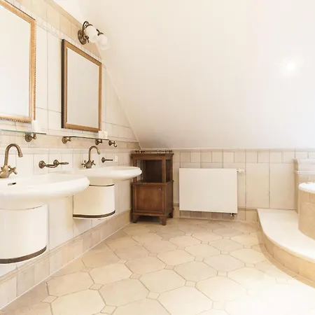 Aparthotel W Dworku Cheval 3*