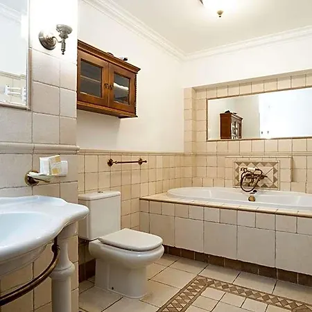 W Dworku Cheval Apartmanhotel 3*